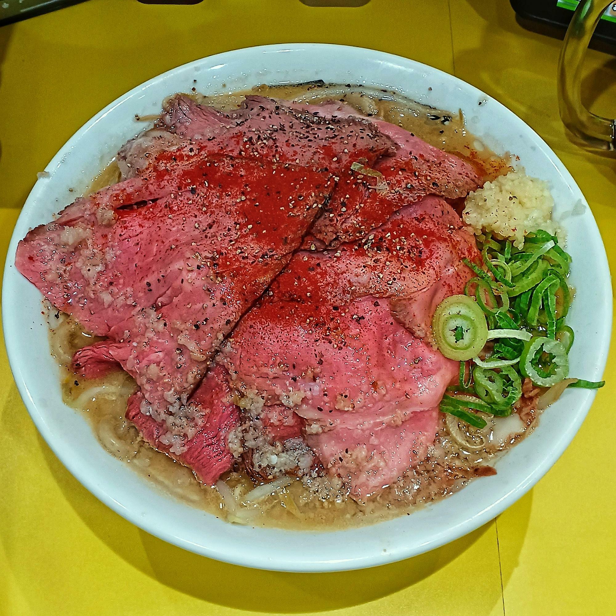 白牛肉マシ1500円　麺300g　にんにく普通