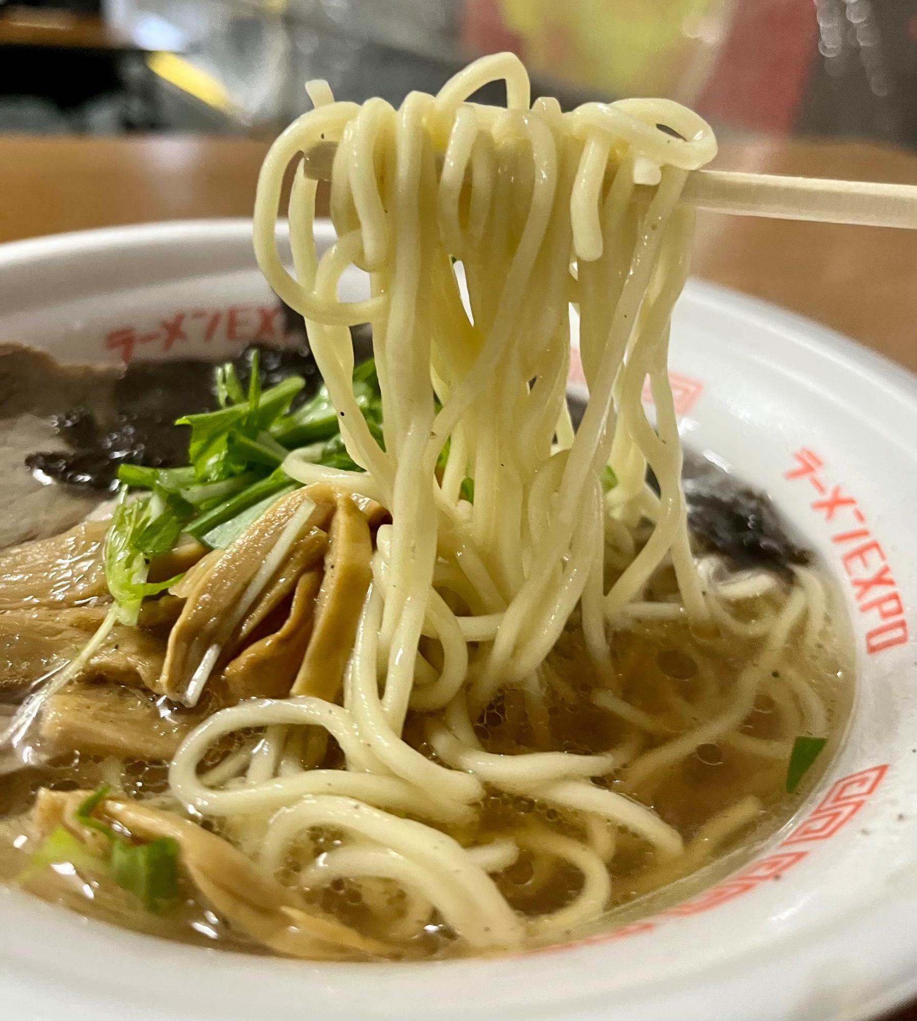 黄金に輝くスープにやや細めのストレート麵。