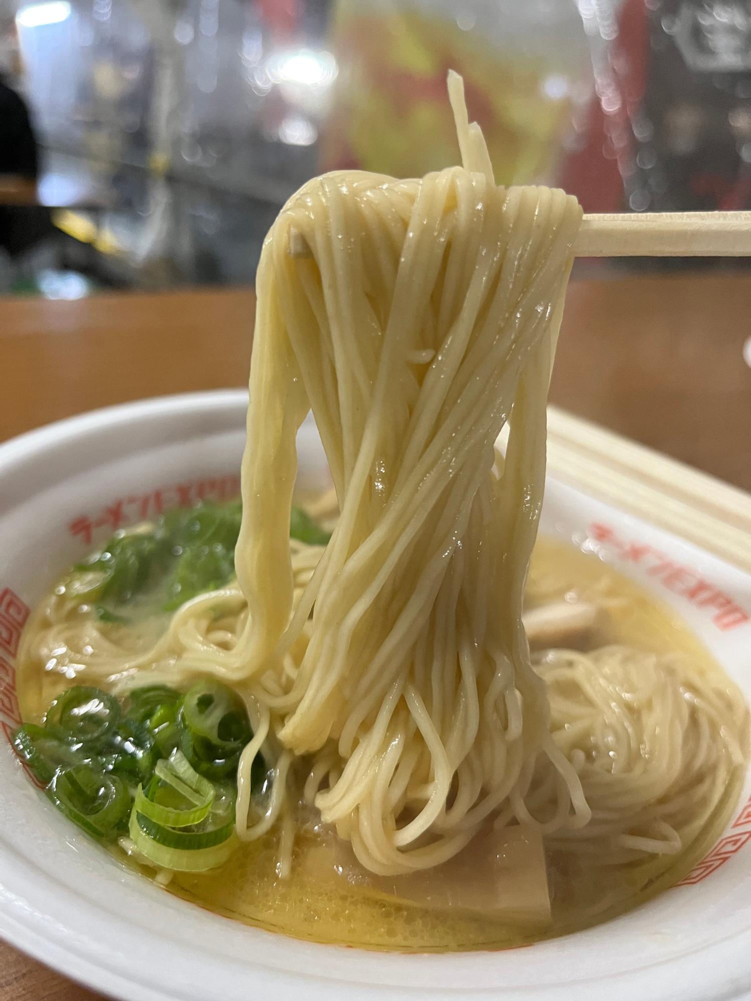 しなやかなストレート麵。