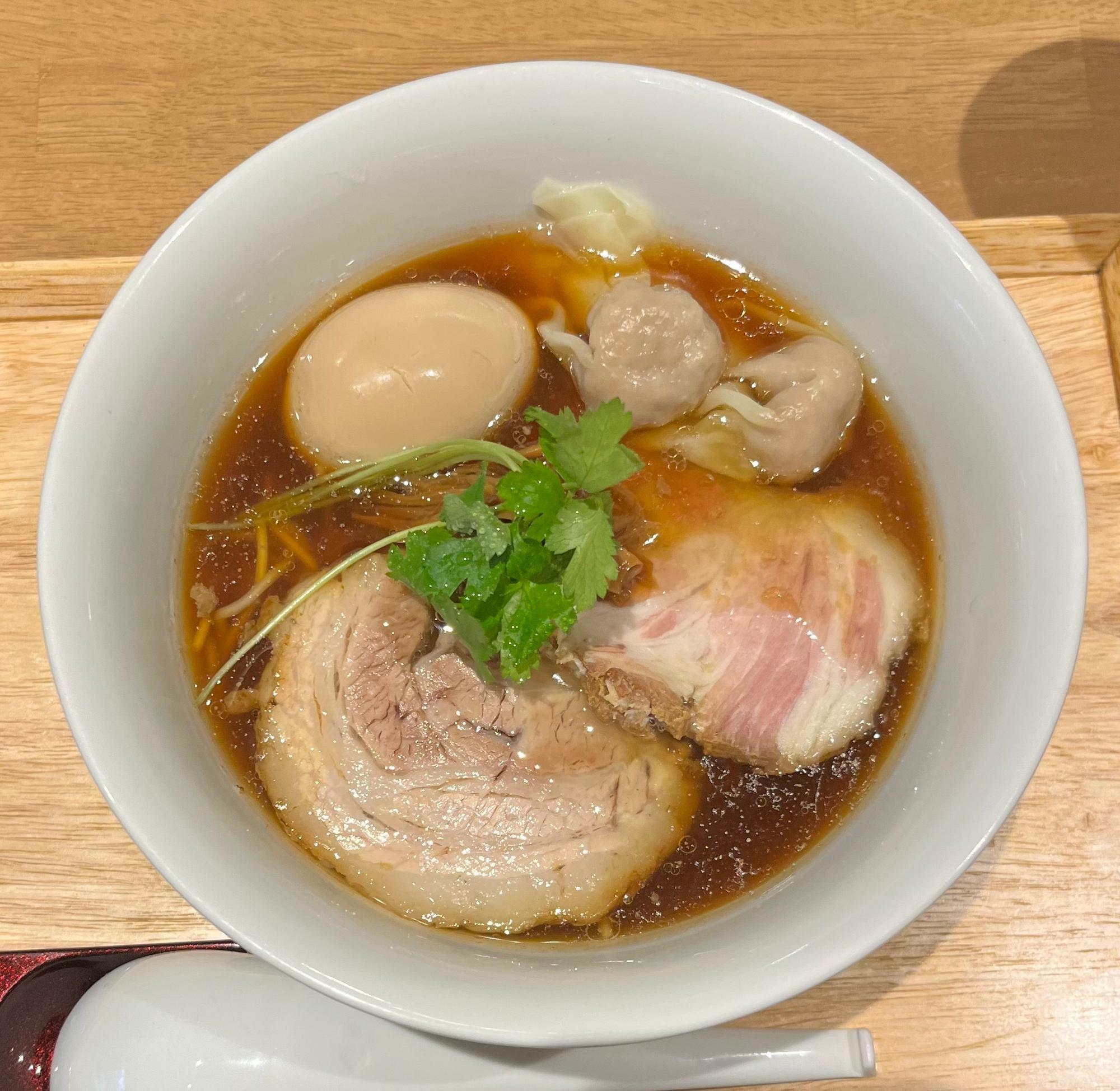 らぁ麺醤油 1200円 海老雲呑×2 味玉 250円