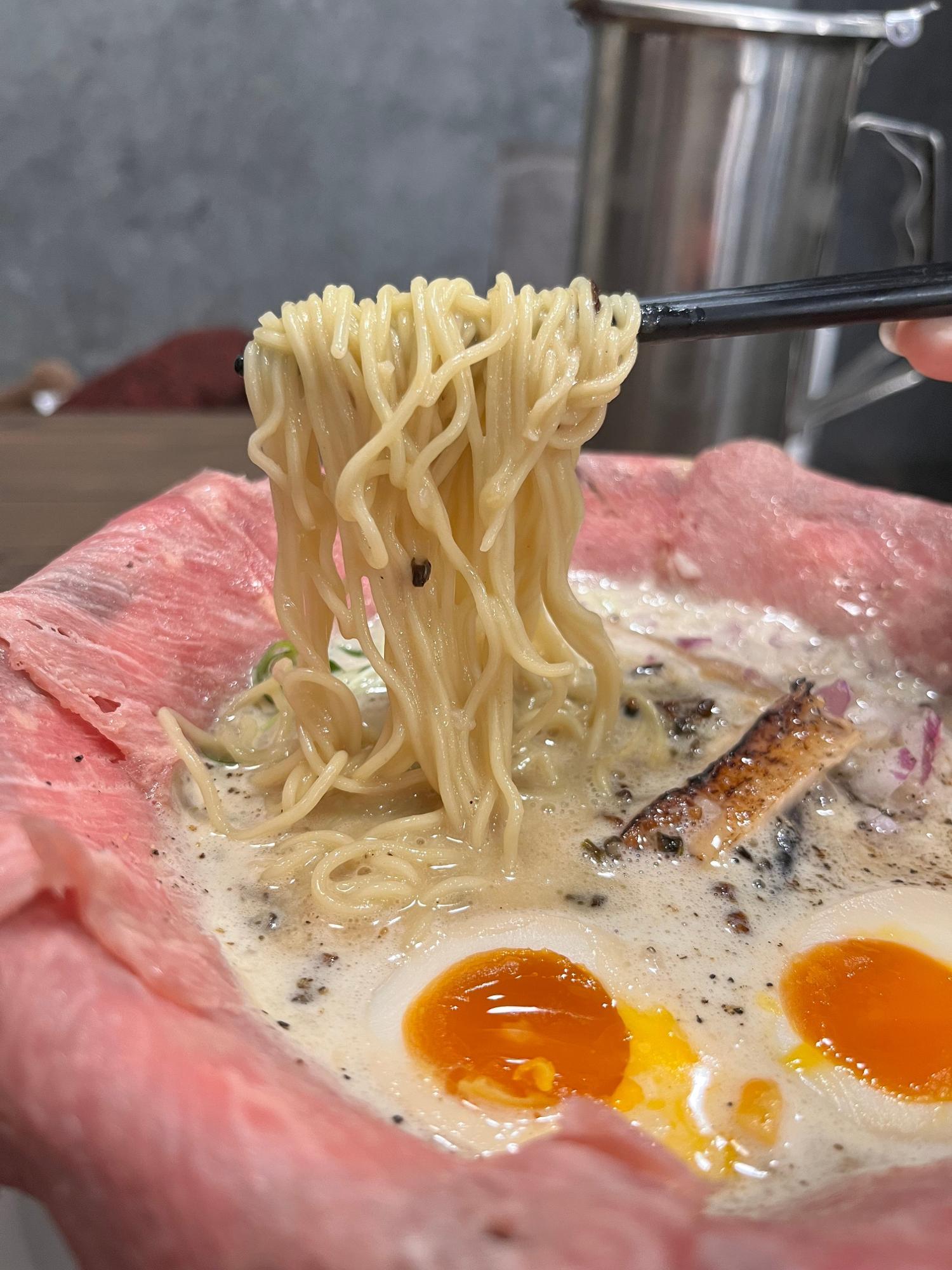 細めのストレート麺