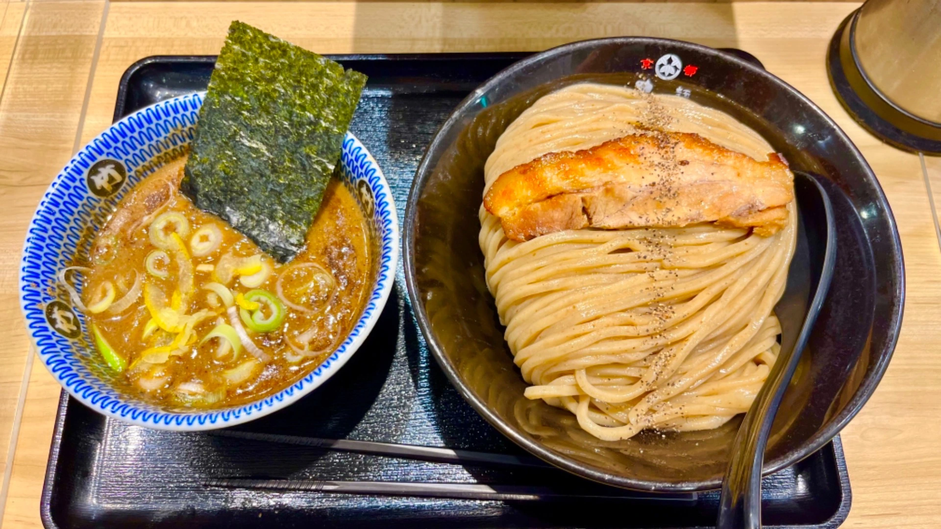 駅構内で食べられる至極のつけ麺！！ICカードで入場する人へ注意