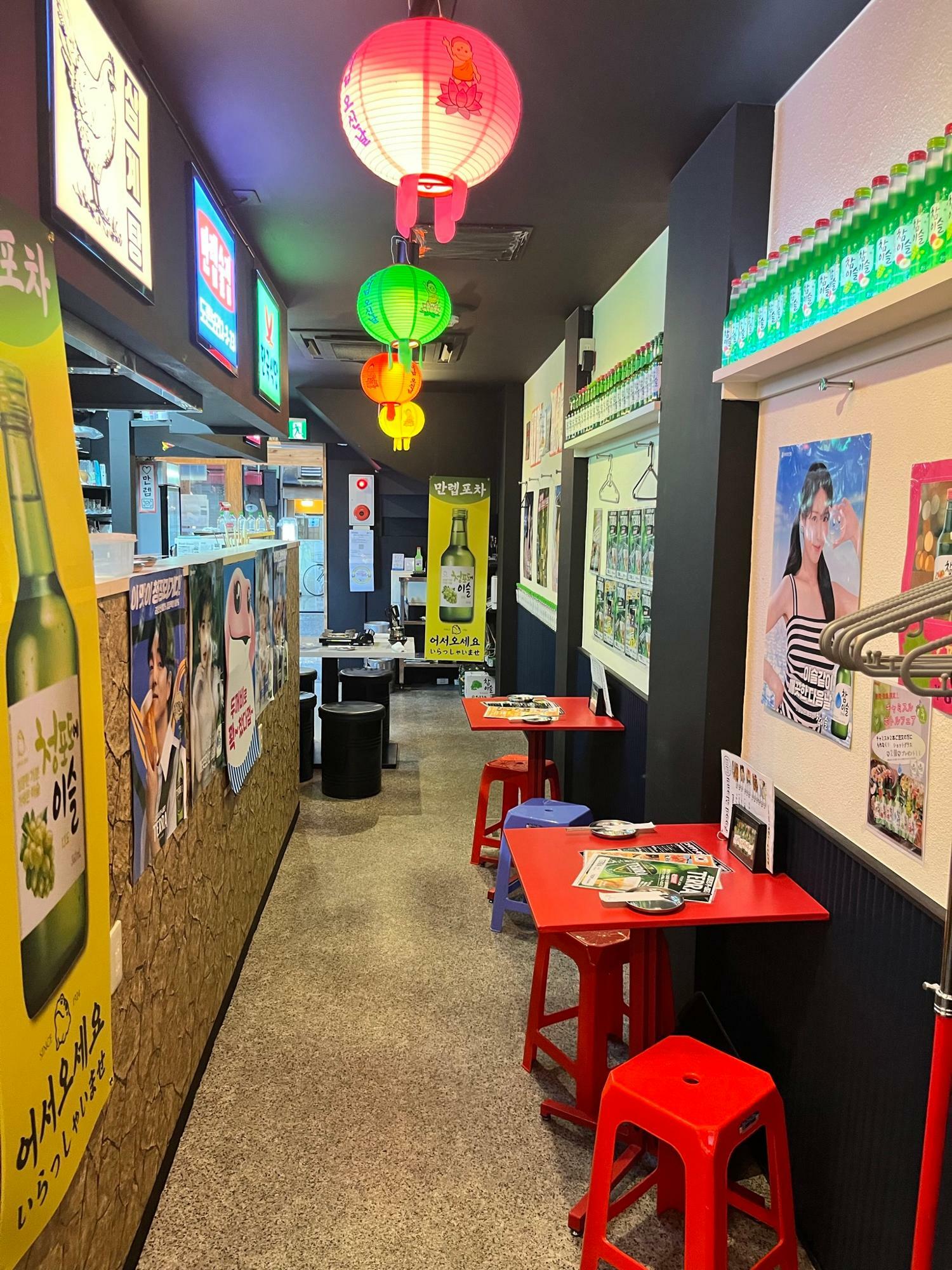POPな店内　韓国の居酒屋さんをイメージ