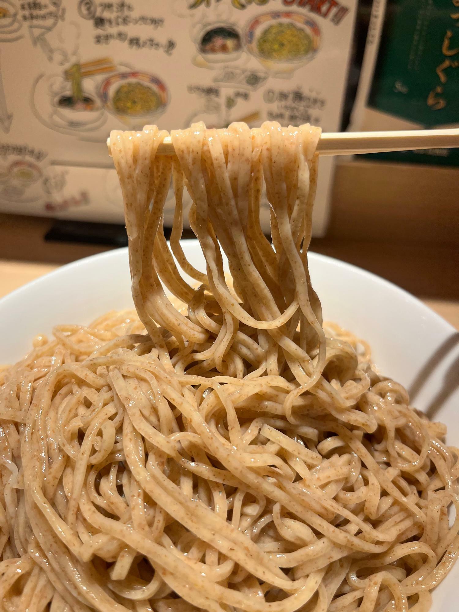 蕎麦のような色味の麺