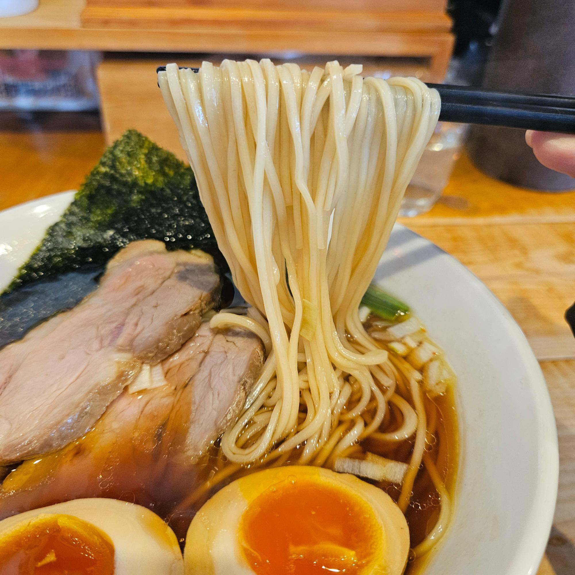 細めのストレート麺