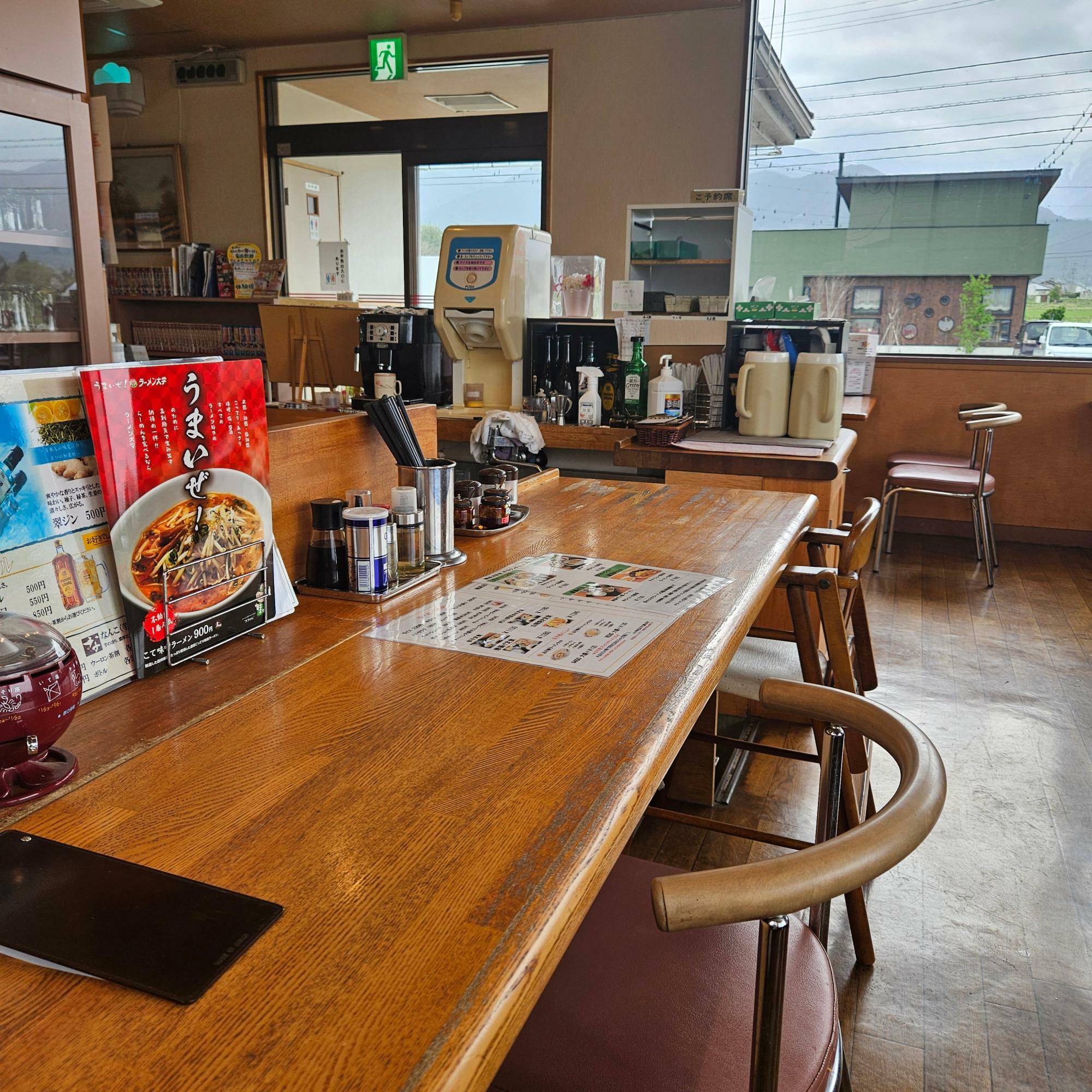 カウンター席にはお酒など