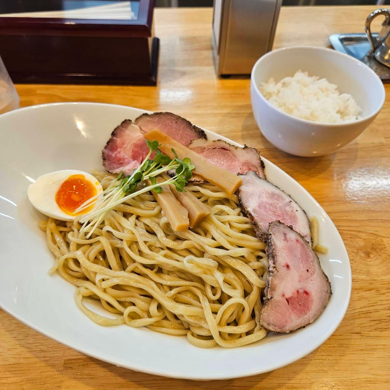 長細い器に麺の盛り付け