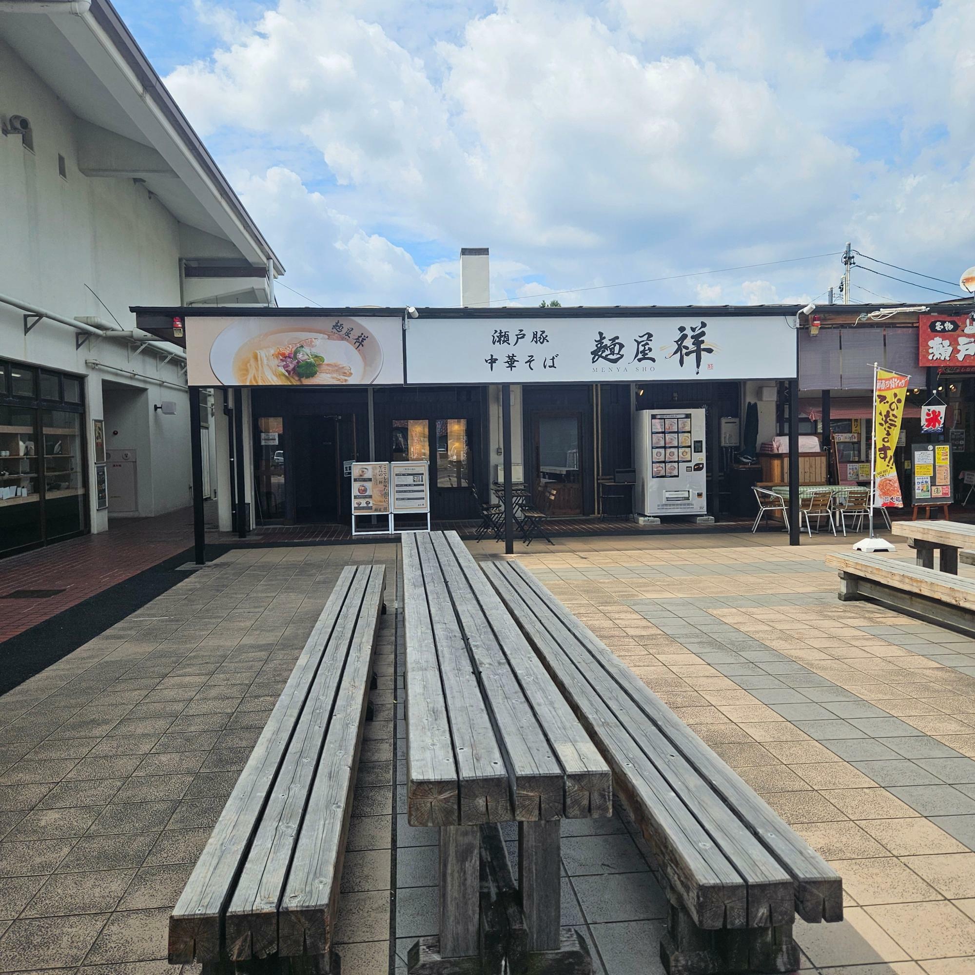 道の駅の一角に店舗を構える