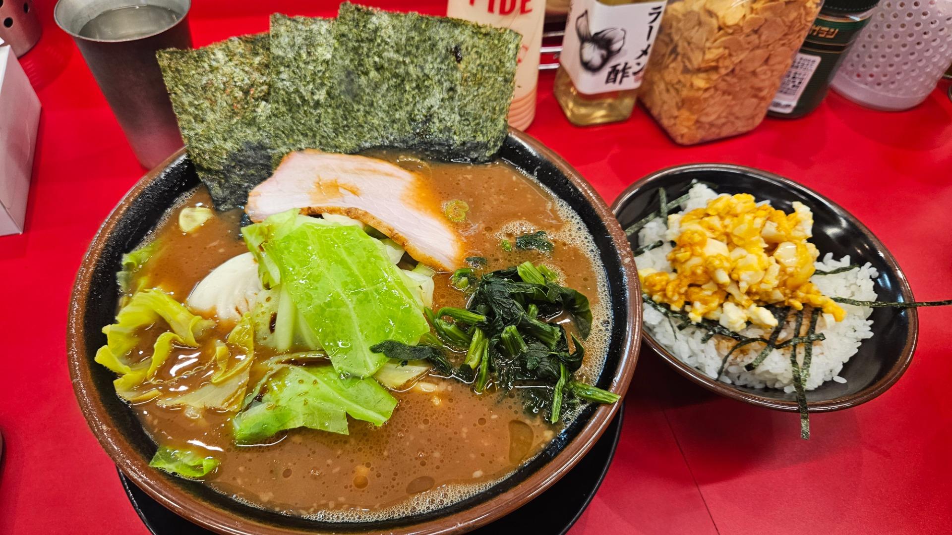 東京で【王道家】キレのある家系ラーメンにおすすめのトッピングは間違いなくキャベツなんです！（着物ラーメン女子・あき） - エキスパート -  Yahoo!ニュース