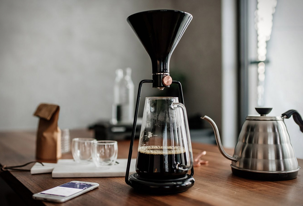 アプリで豆やお湯の量をリアルタイム管理して美味しいコーヒーが淹れられるというGoat StoryのGINA
