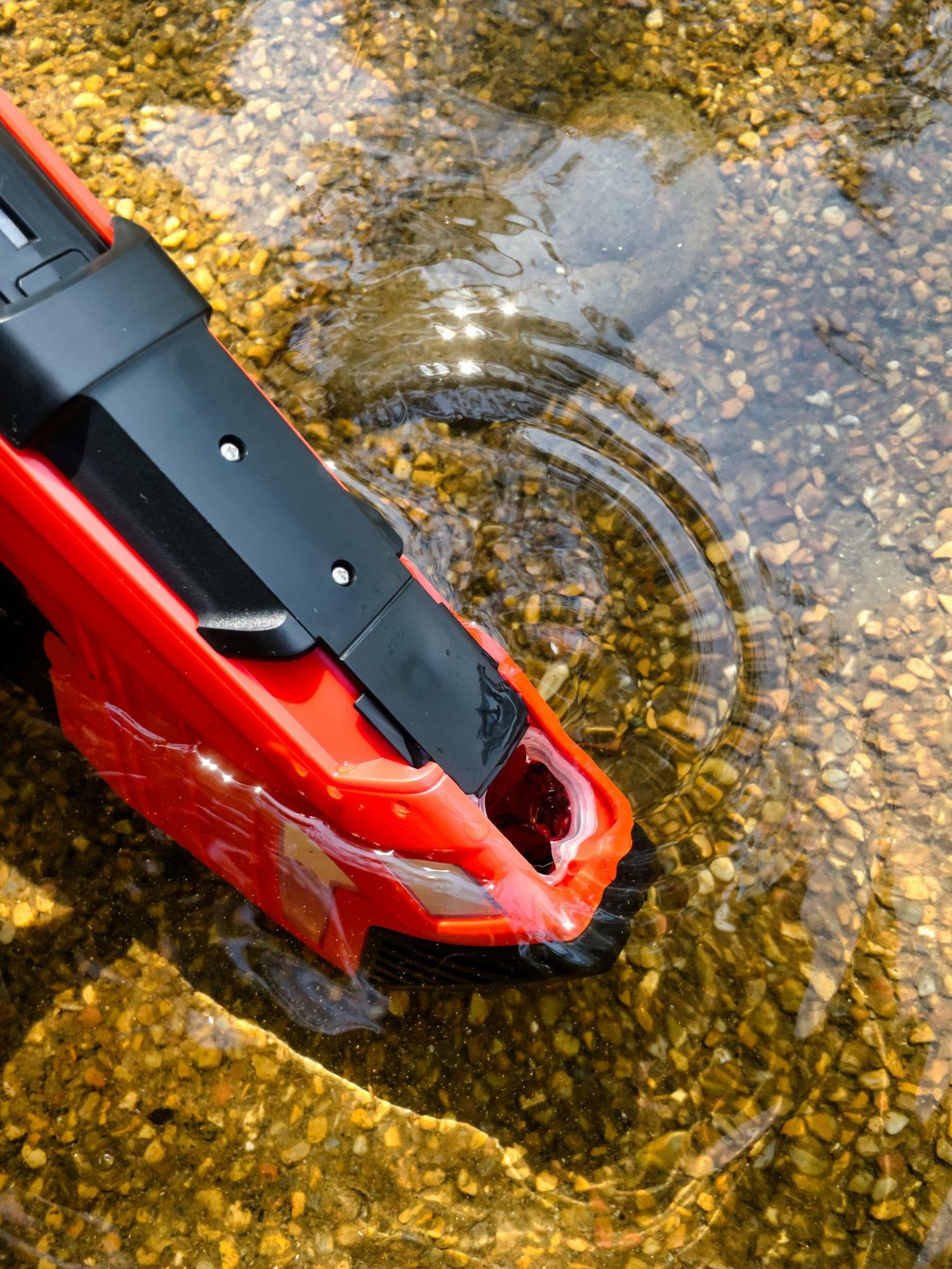 このタンク口から貯まっている水のほか、水道やペットボトルからも直接給水できるのは大人用にはない利点