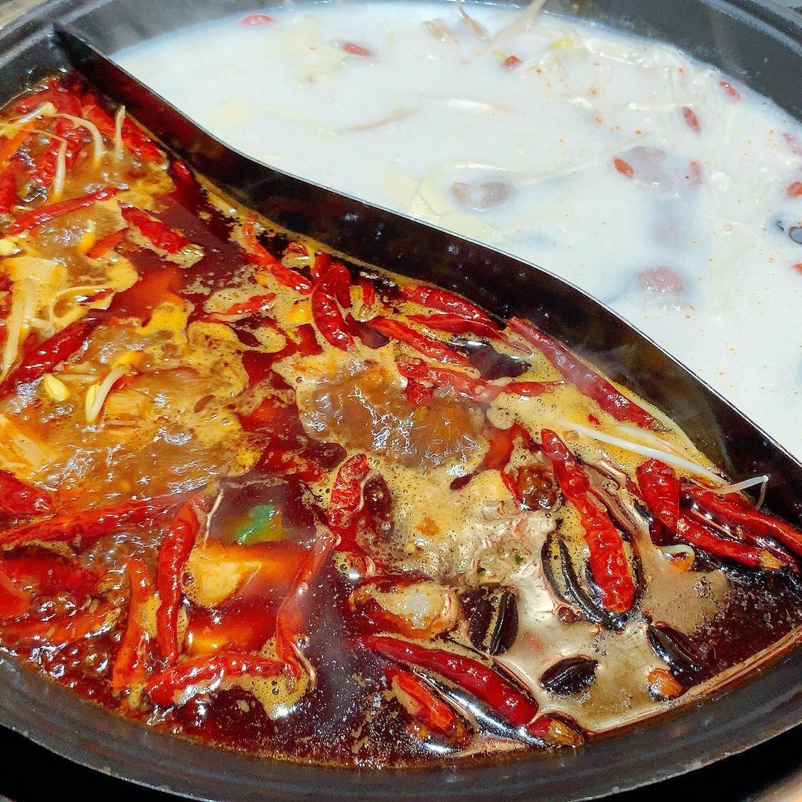 『玖玖老火鍋』豚骨スープと辛いスープ特辣