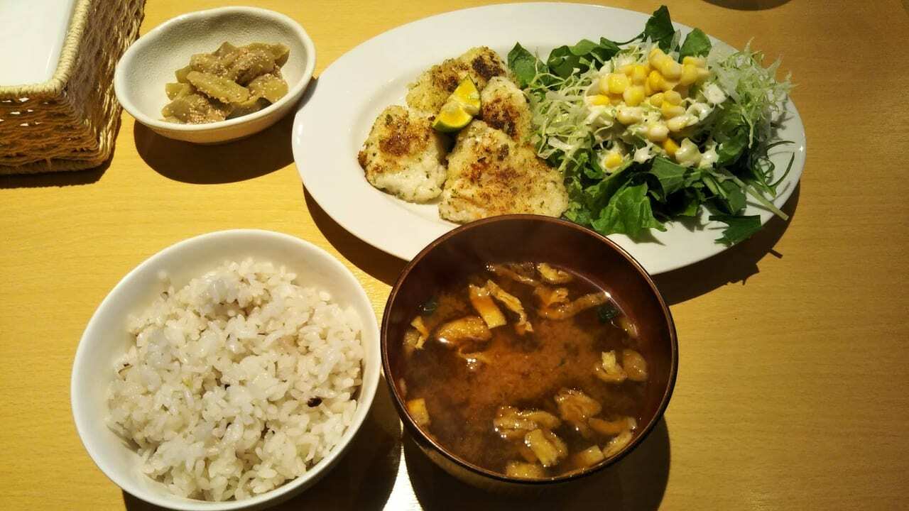 ある日のランチメニュー。ご飯は日替わりで雑穀米や麦ごはんなども。