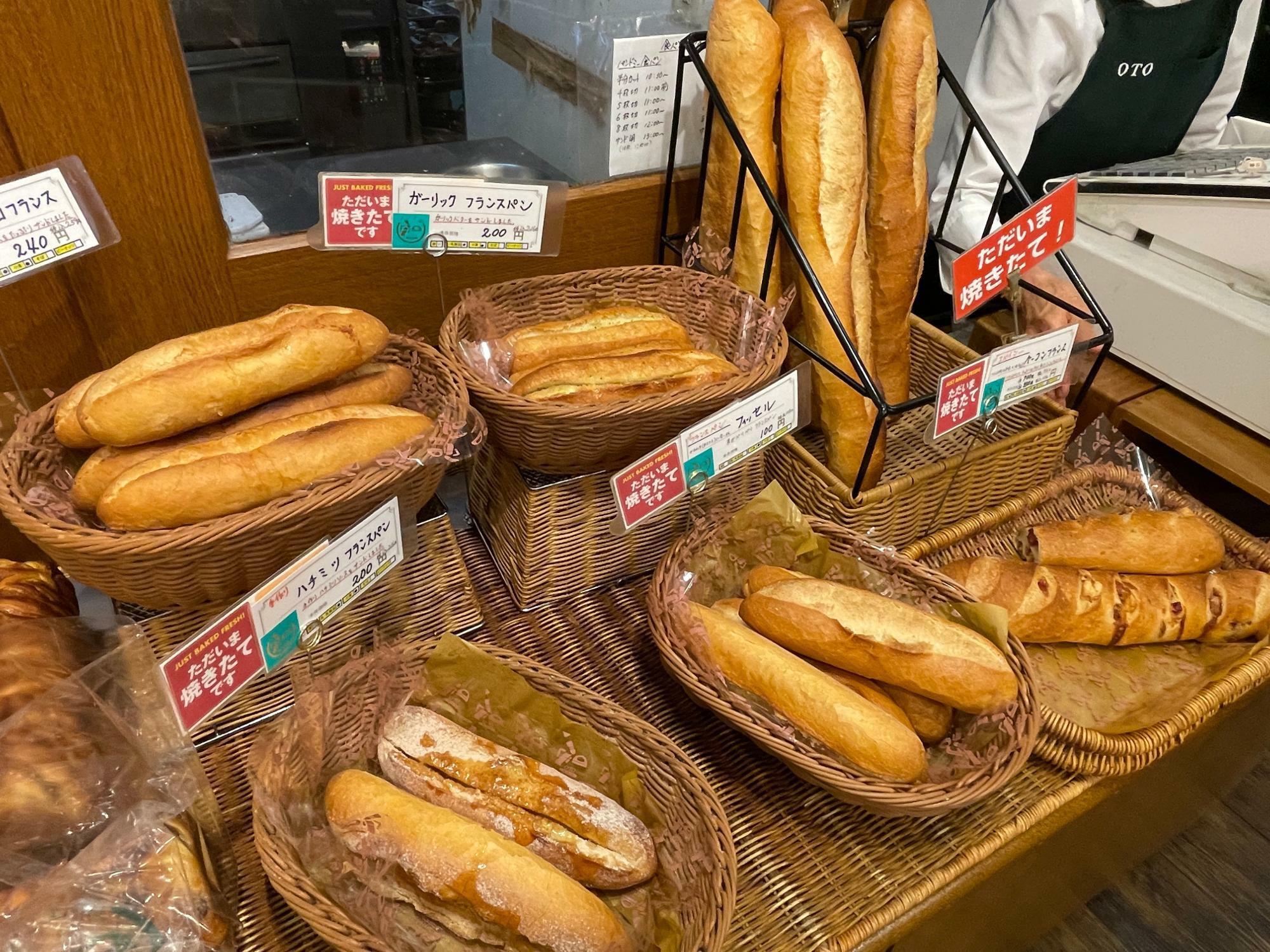フランスパンの種類も豊富