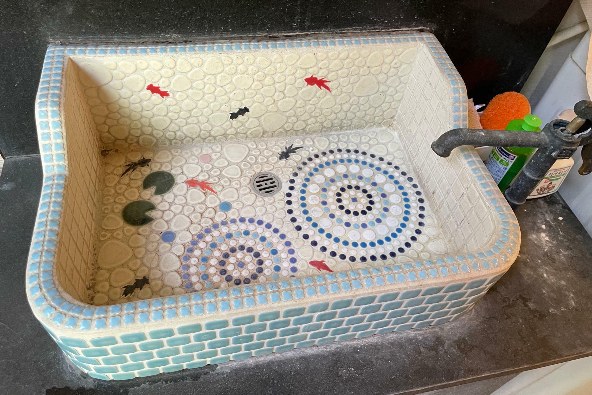 金魚が描かれた涼しげなモザイクタイルの手洗い場