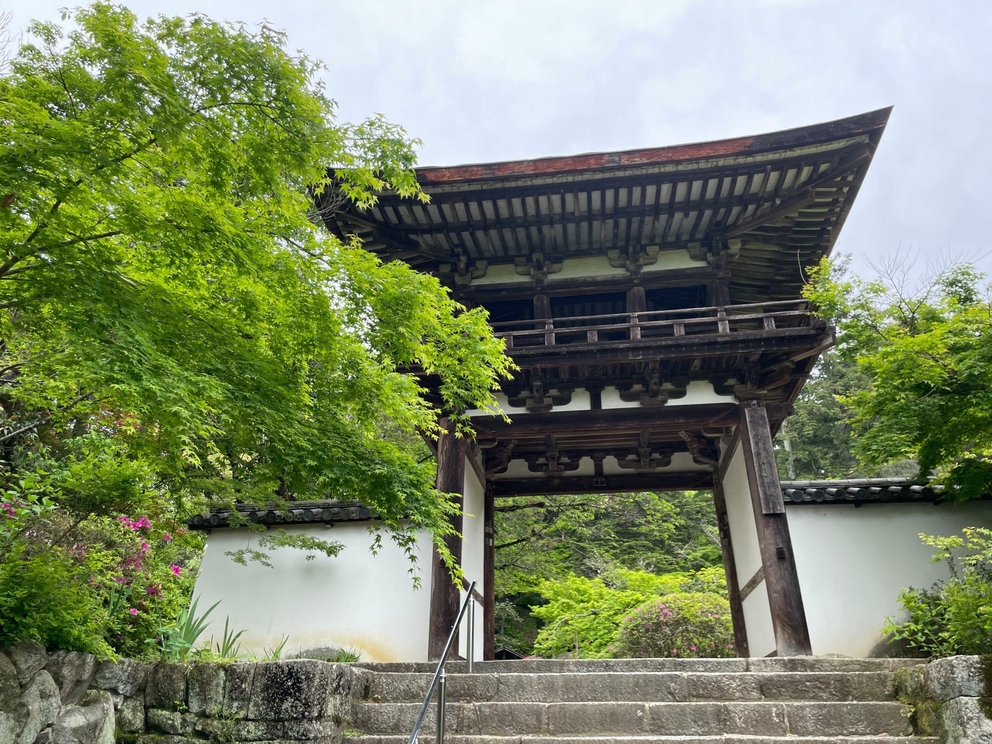 長岳寺創建以来の歴史を見てきた鐘楼門