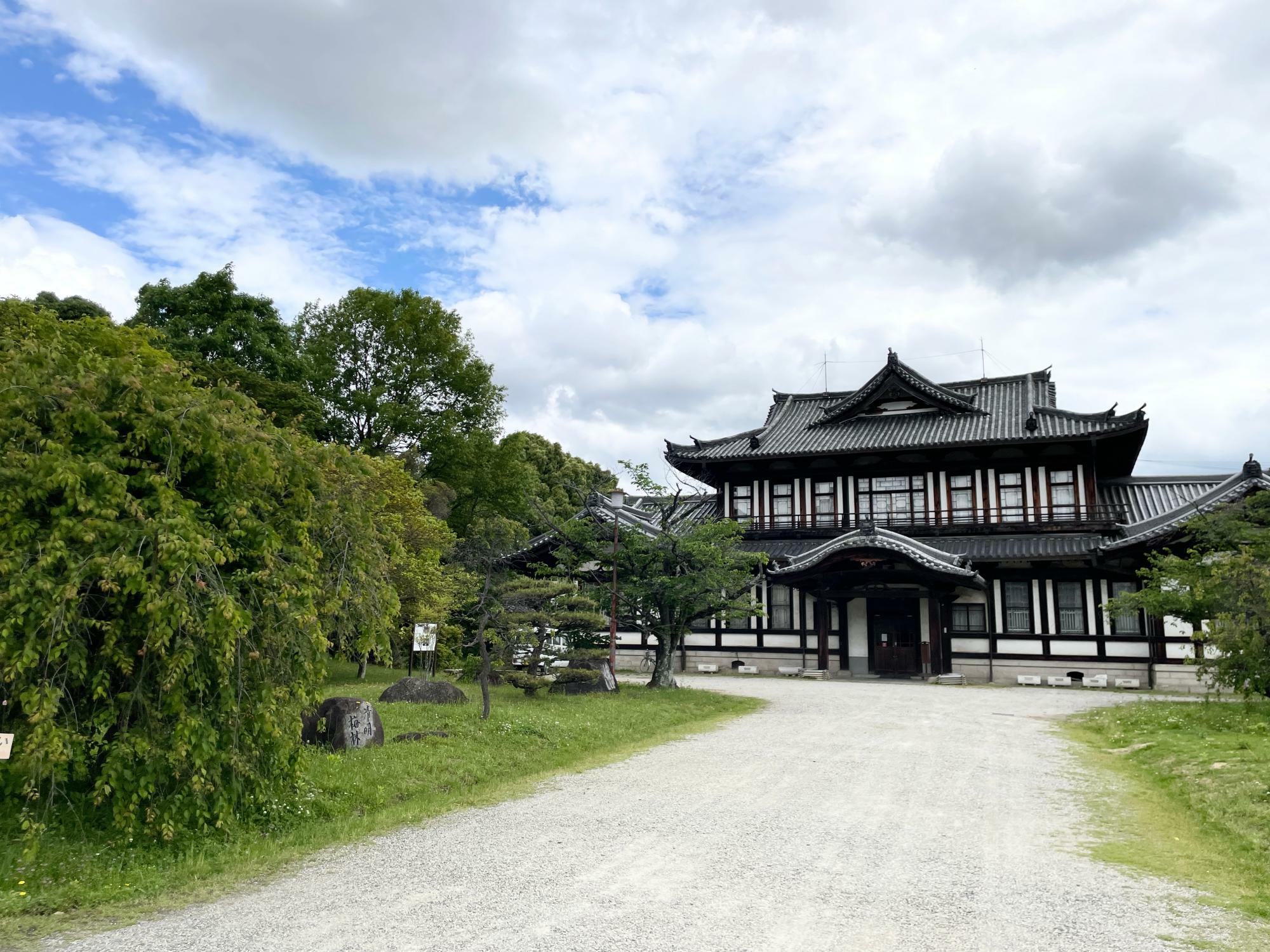 明治時代に建てられた風格のある城址会館