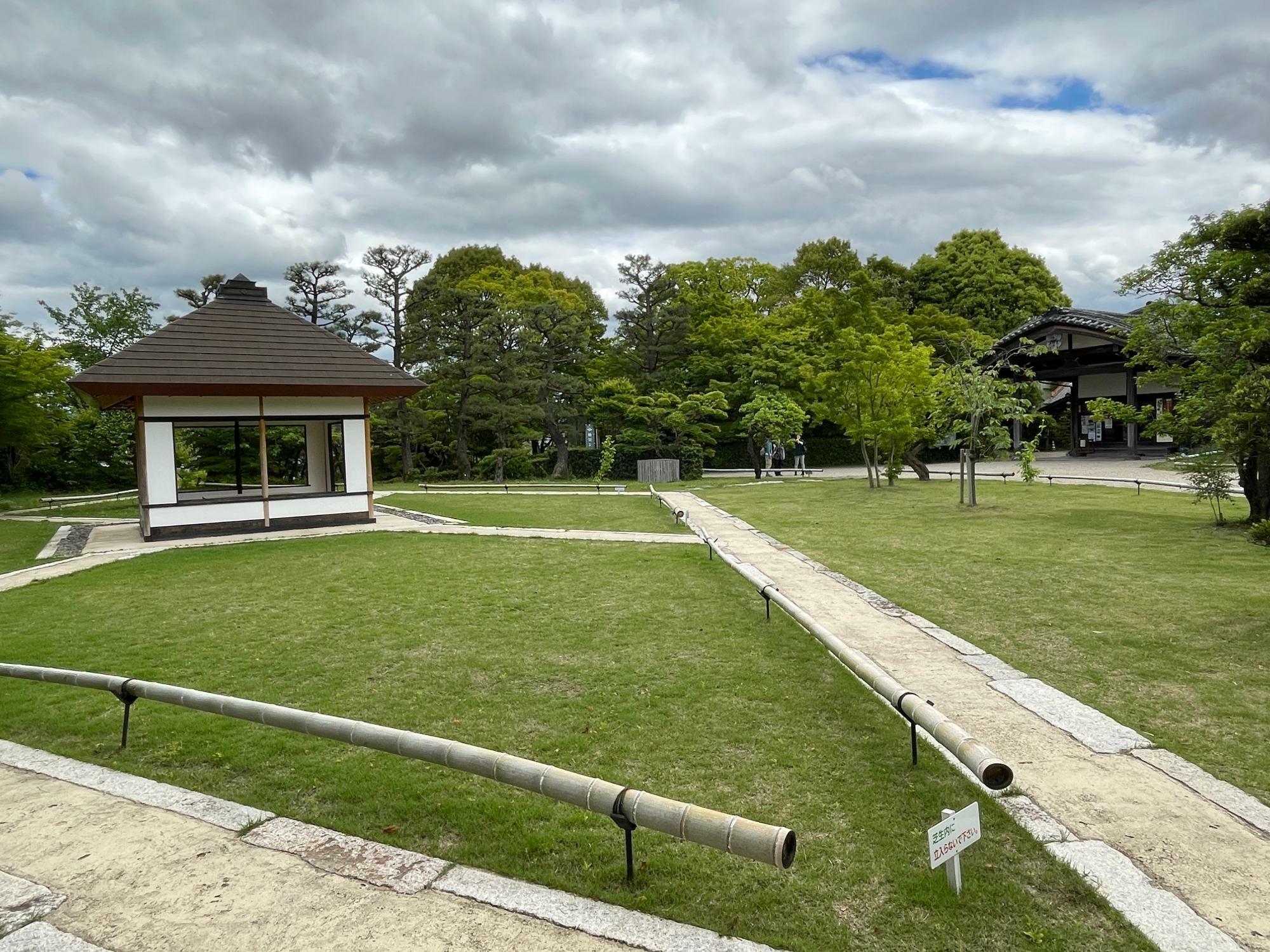 綺麗に整備された芝生広場