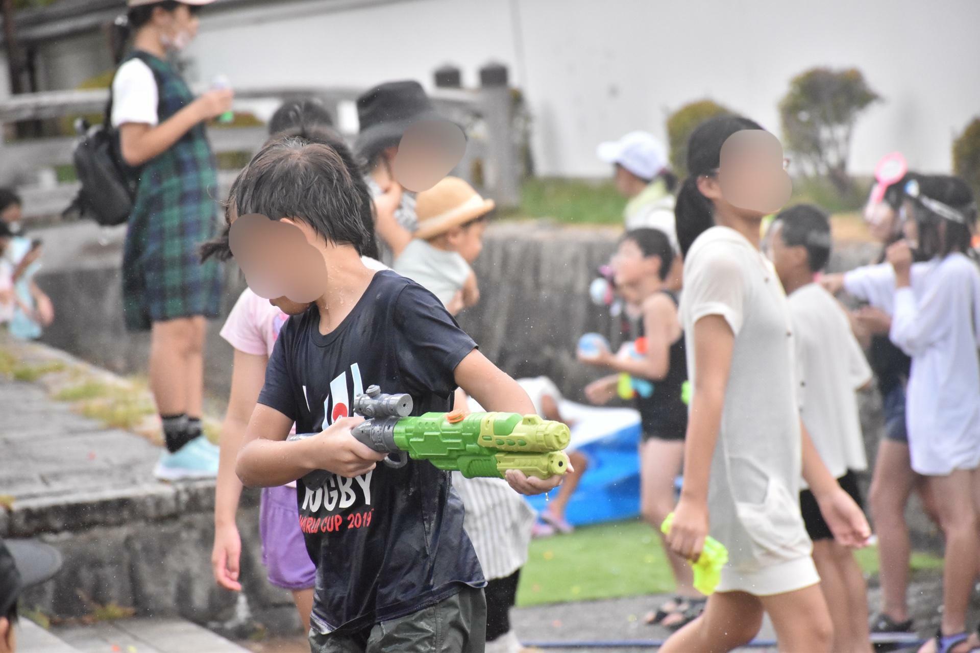 大はしゃぎで水遊び！