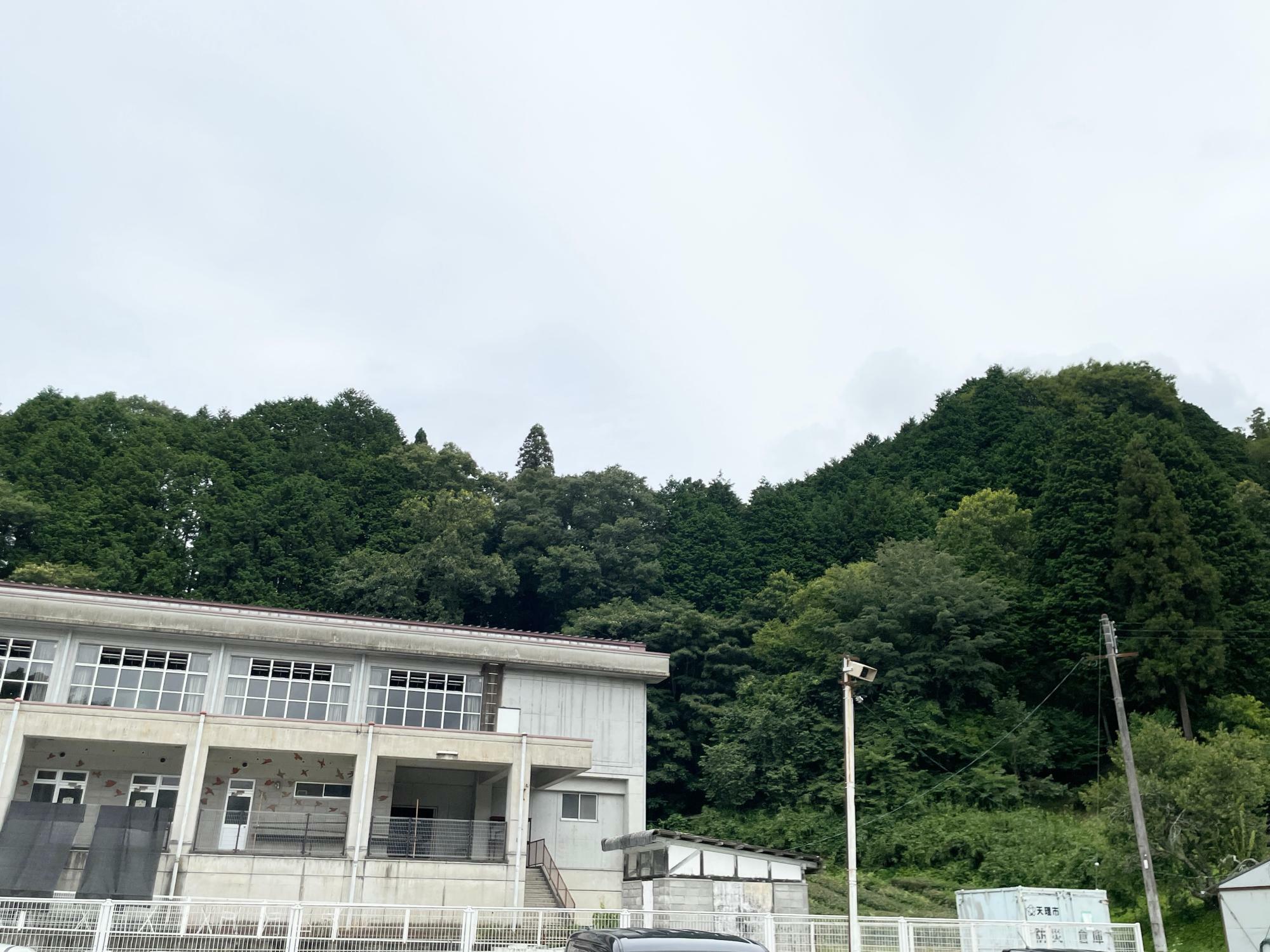 旧福住中学校の裏山に古代氷室跡があります