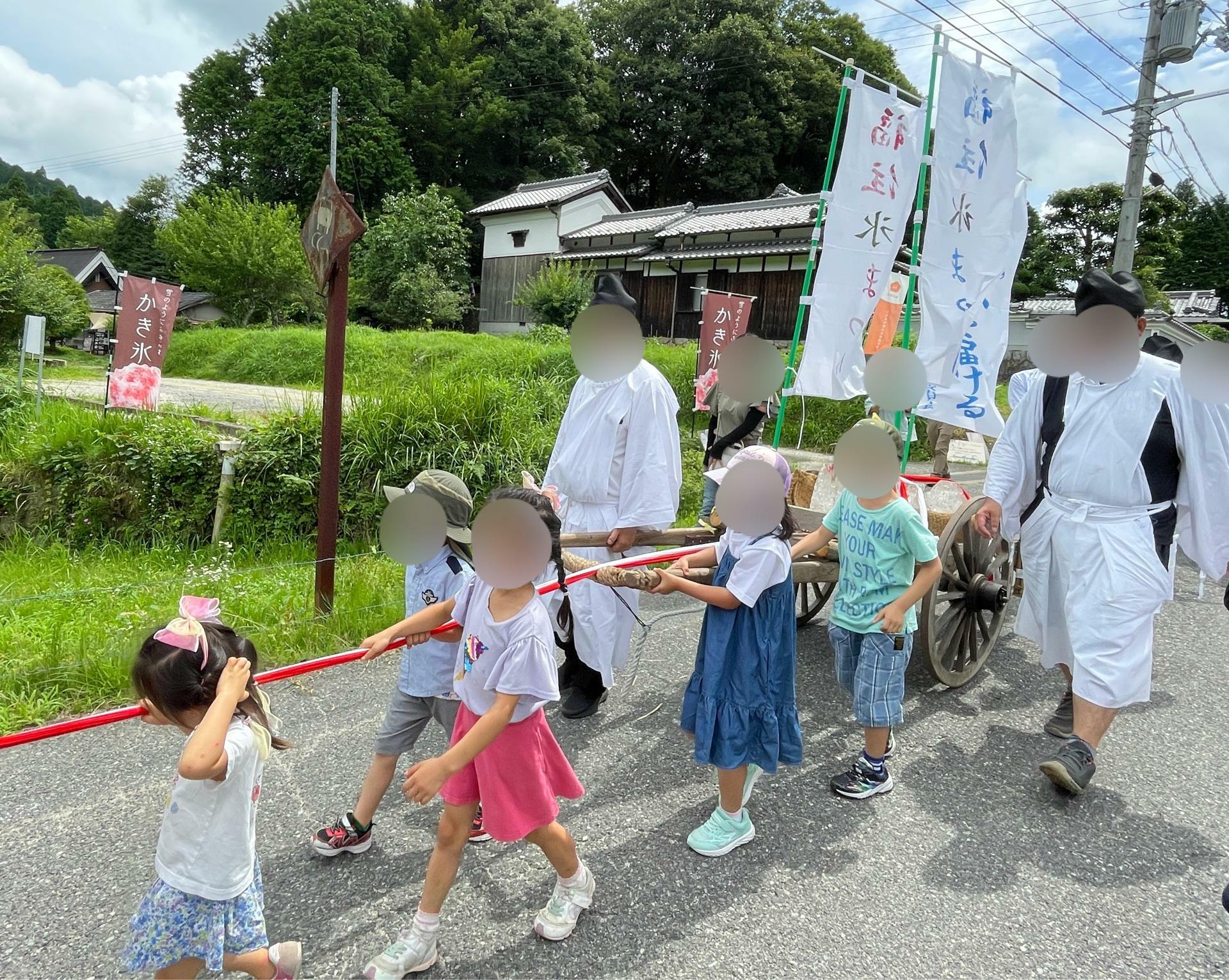 力を合わせて大切に運びます