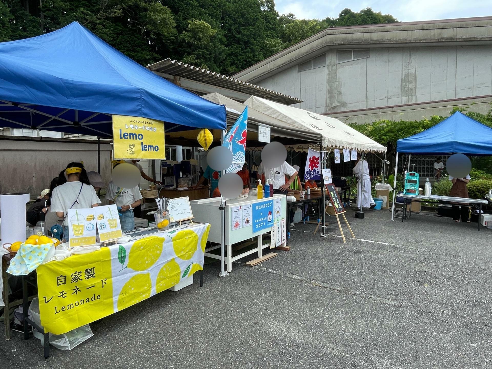 福住小学校の子供達みずから販売する自家製レモネードのお店