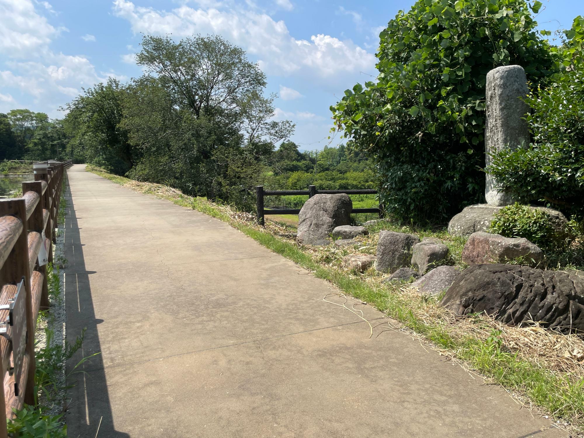 「奈良歴史芸術文化村」から杣之内駐車場方面へ向かう遊歩道