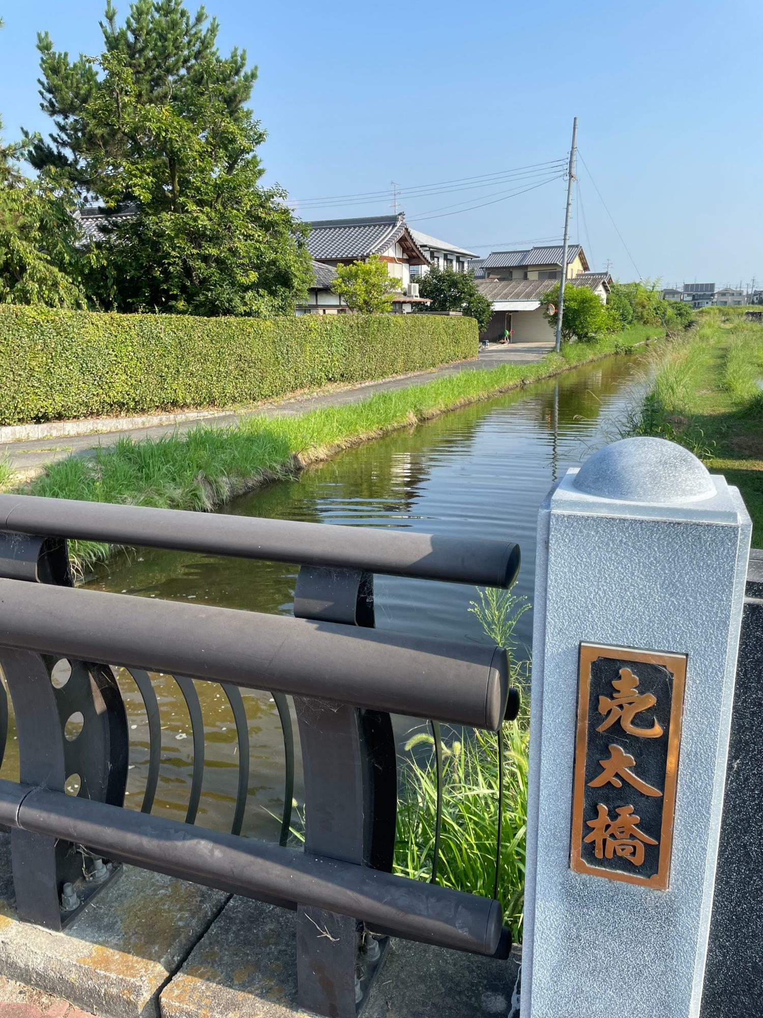 賣太神社のすぐ横に環濠が見れます