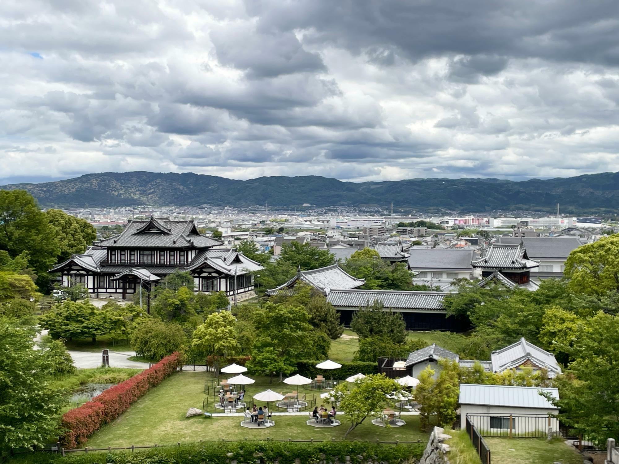 大和郡山の街並みや平城宮跡、南都の諸寺、遠くには若草山など大和連山が一望できる