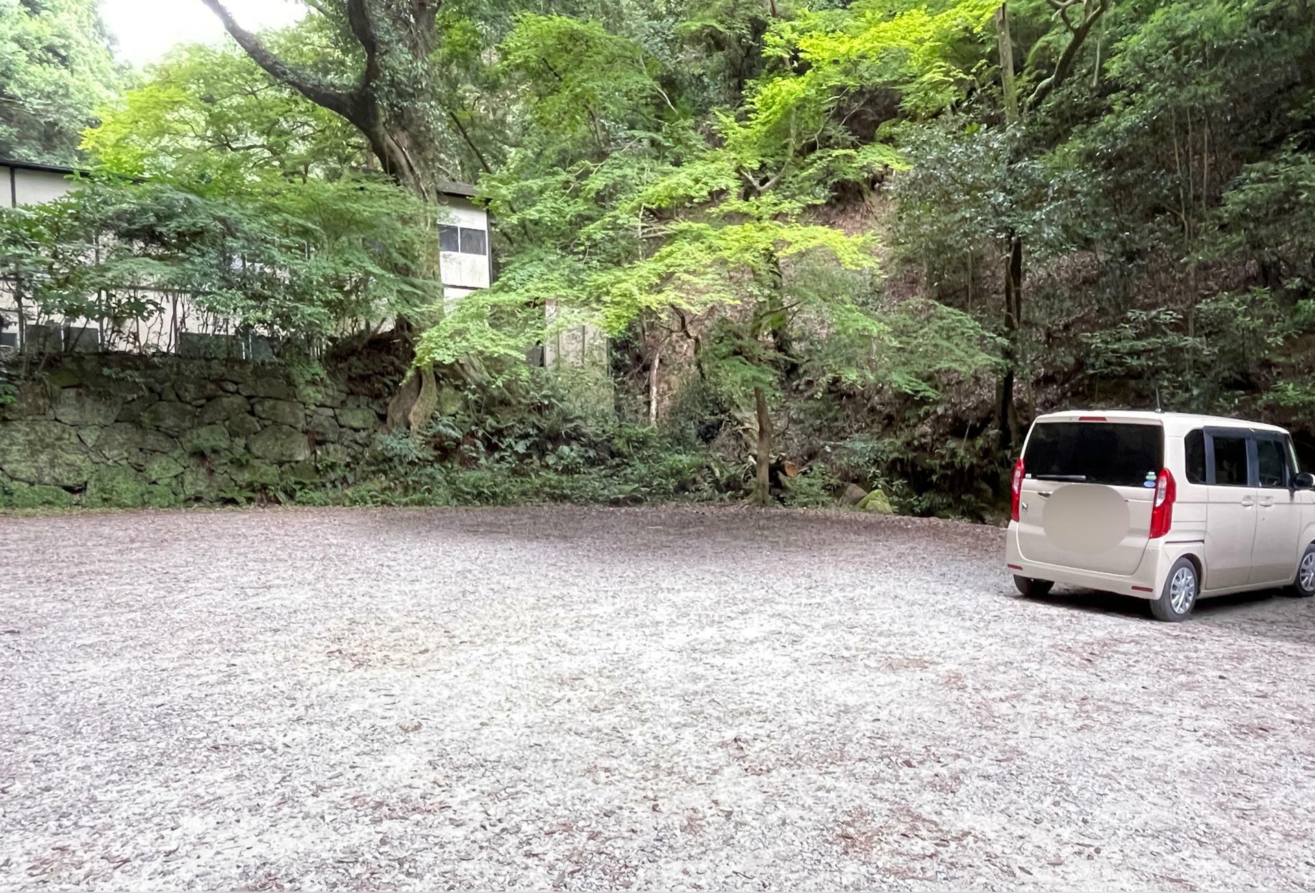 広々とした駐車場があります