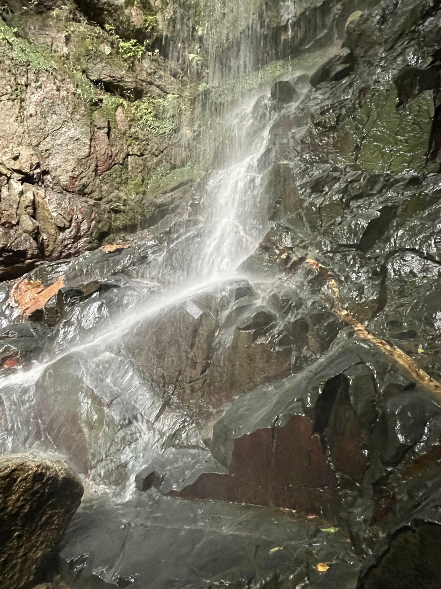 岩に跳ね返る凄まじい量の水しぶき