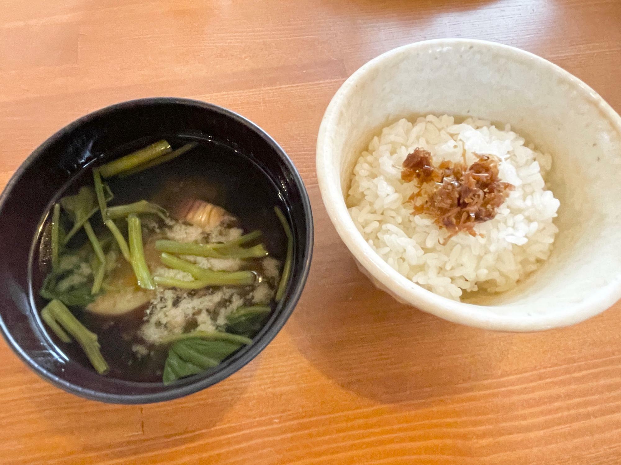 お味噌汁は具材がたっぷり！甘めの自家製ふりかけは、凝縮した鰹の風味でご飯が何杯でもいただける！