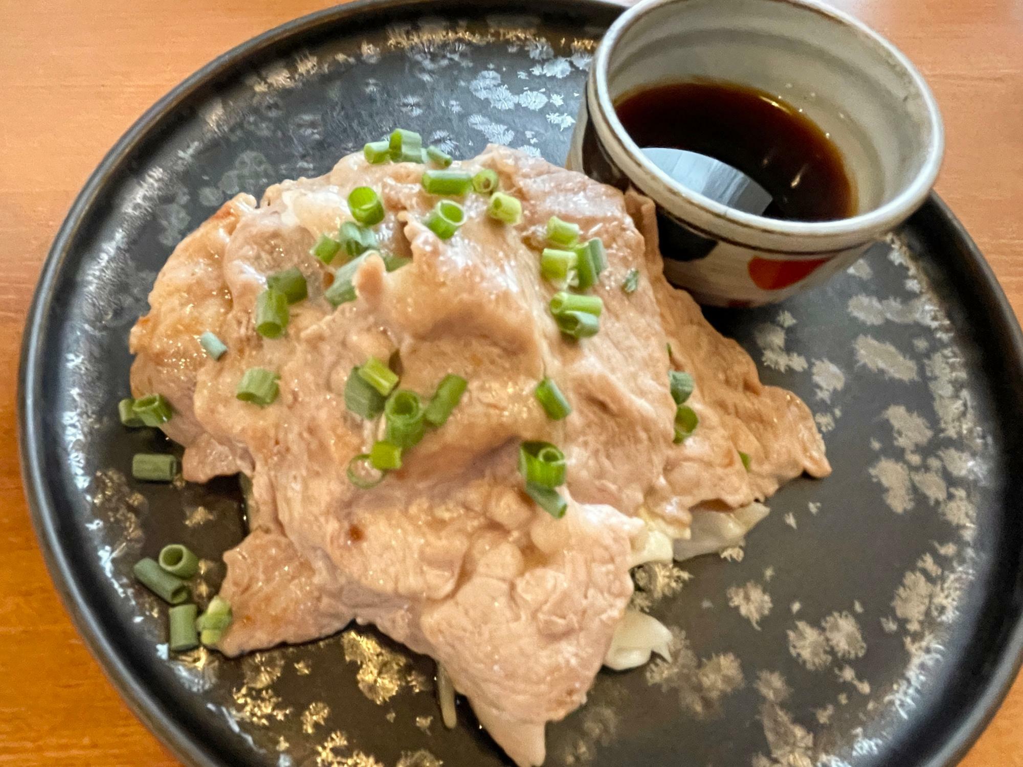 お肉の下には蒸したお野菜がたっぷり隠れています