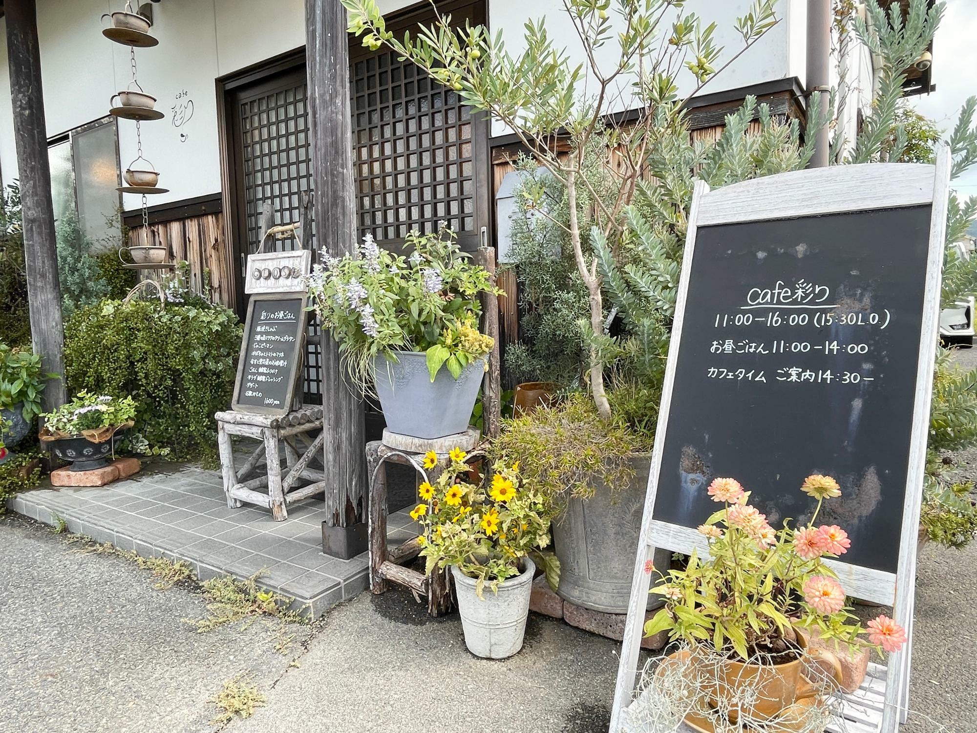 お店の前はいつも季節のお花でいっぱい！