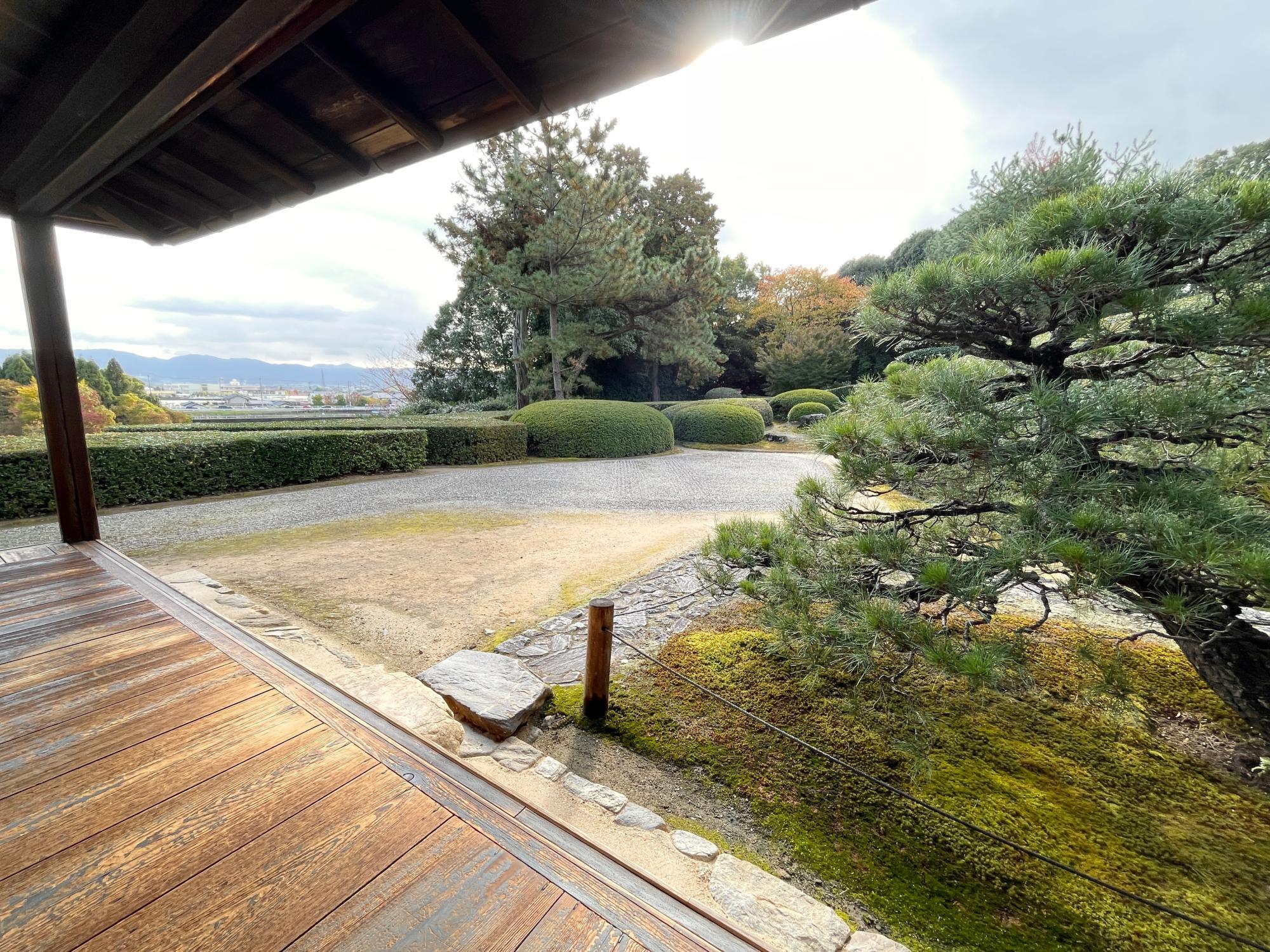 遠くに見える景色も庭園の一部と考えて造られた