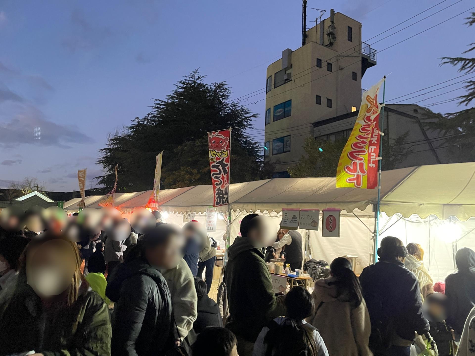 点灯式に向けて飲食ブースで腹ごしらえ！