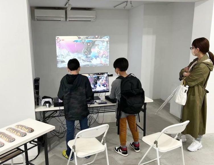 「本ぶらサンデー」公式インスタグラムより・おうちとは違った対戦ゲームに釘付け！