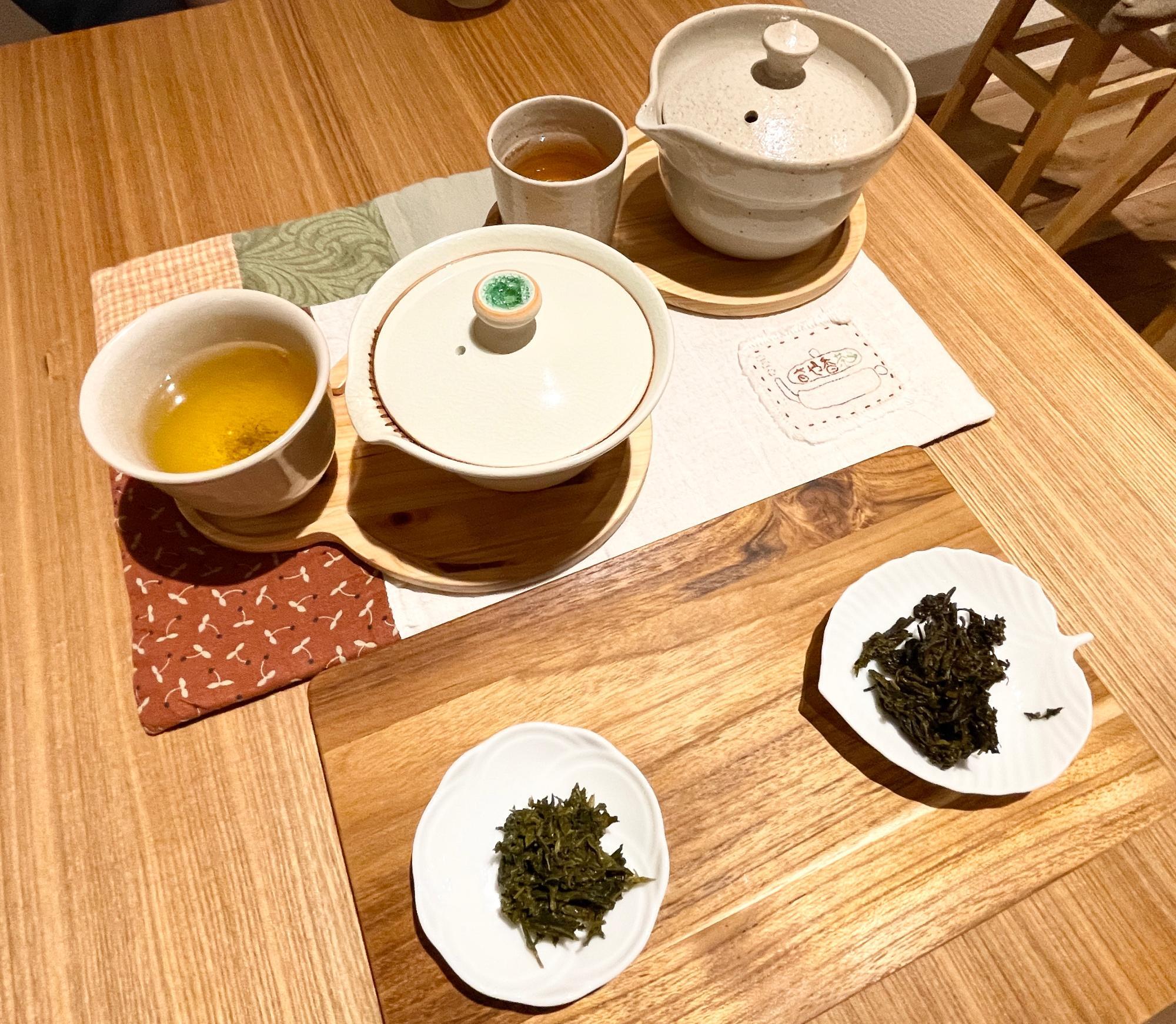 向かって左：店で提供されている浅煎りほうじ茶と茶葉　　　　　　　　右：ほうろくで煎ったほうじ茶と茶葉