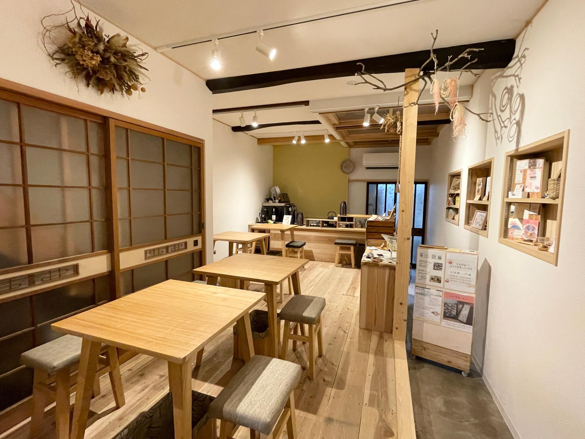 お店の雰囲気に合ったドライフラワーはお知り合いからの贈り物