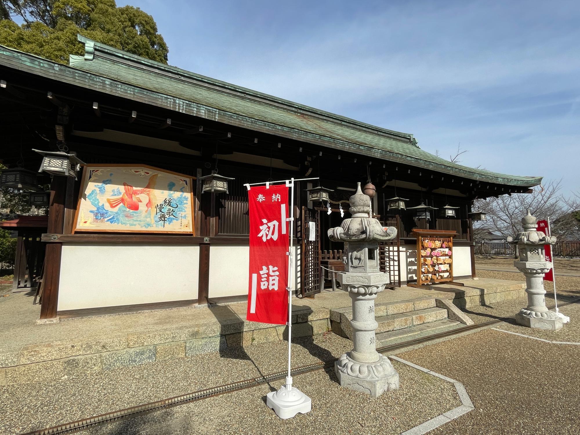 柳澤神社拝殿・金魚の大きい絵馬が拝殿を飾る