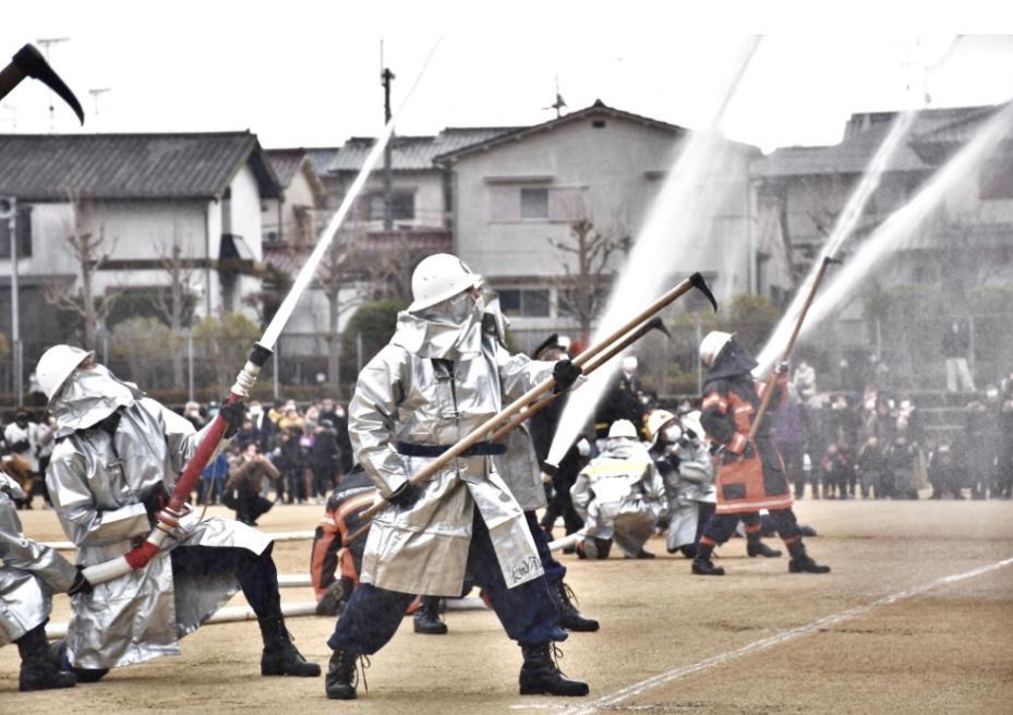 大和郡山市ホームページより　現場さながらの防火服に身を包み放水！