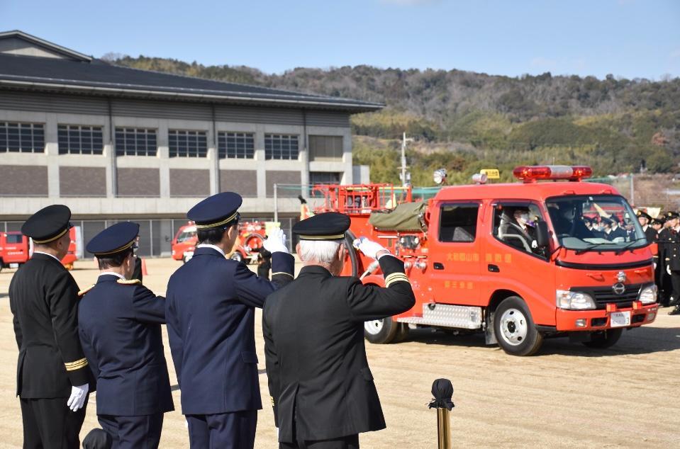 大和郡山市災害対策課提供　消防車両の分列行進　敬礼！