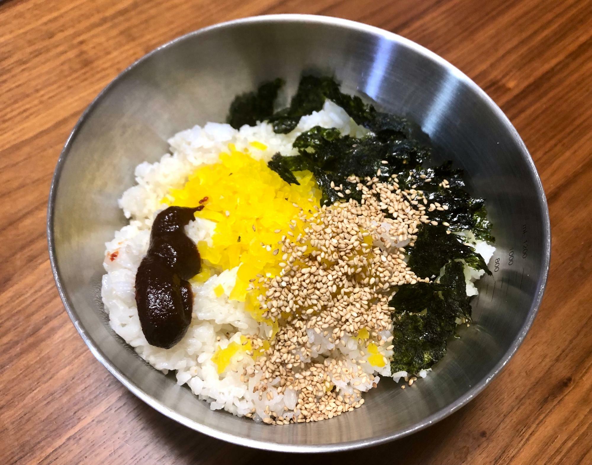 チュモッパのレシピは調べると色々ありましたが、沢庵・ごま油・韓国海苔の3つは必ず入っていました。3つ以外はお好みで具材を選んでも良さそうです。