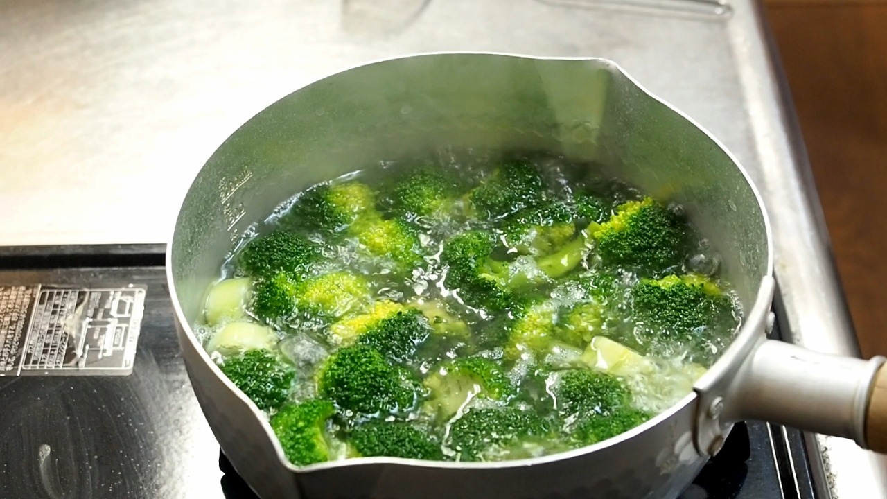 多めの湯でゆでるのもポイントです。多めの湯でゆでると、ブロッコリーを入れた時の温度落ちが少ないので短時間で茹で上がります。茹で時間が短いと鮮やかな緑色に仕上がります。