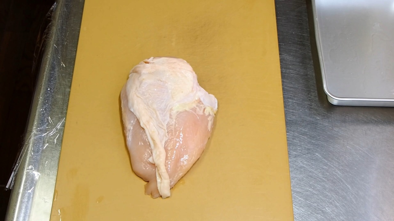 鶏むね肉は300g位のものを使います。