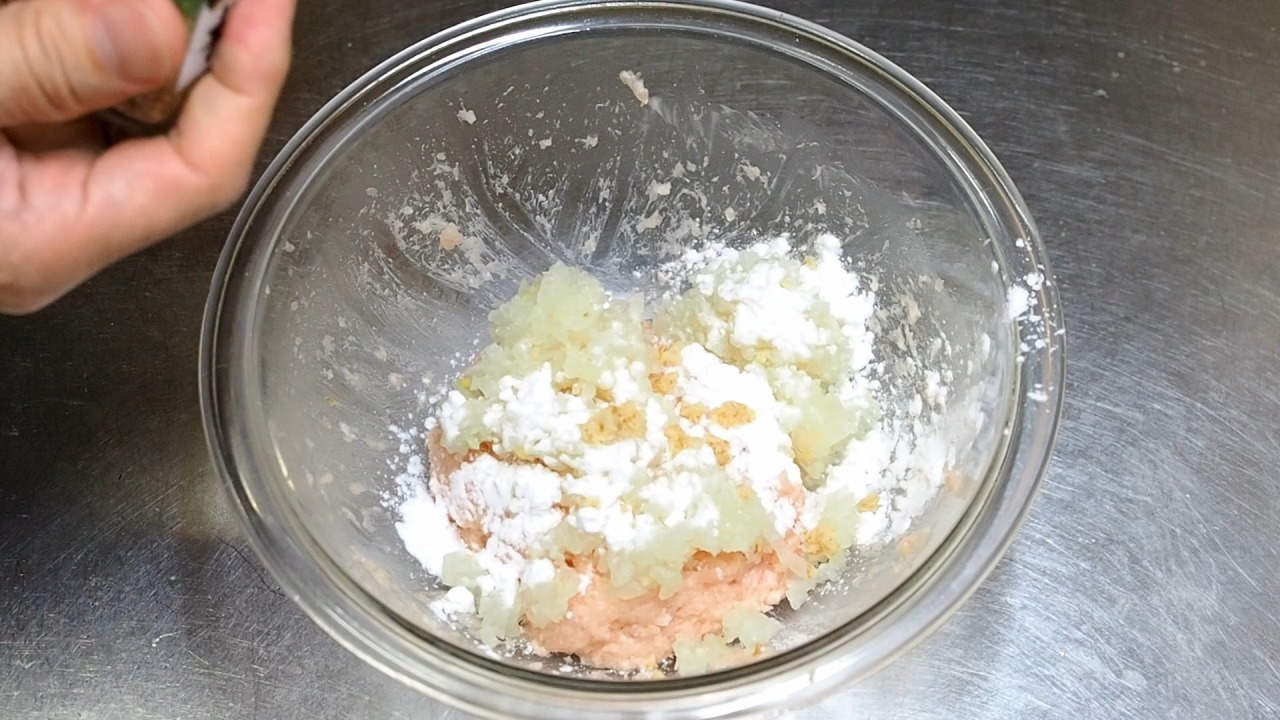 玉ねぎは水分、甘味、旨味を入れます。つなぎの片栗粉は水分、旨味が抜けるのを防ぎます。