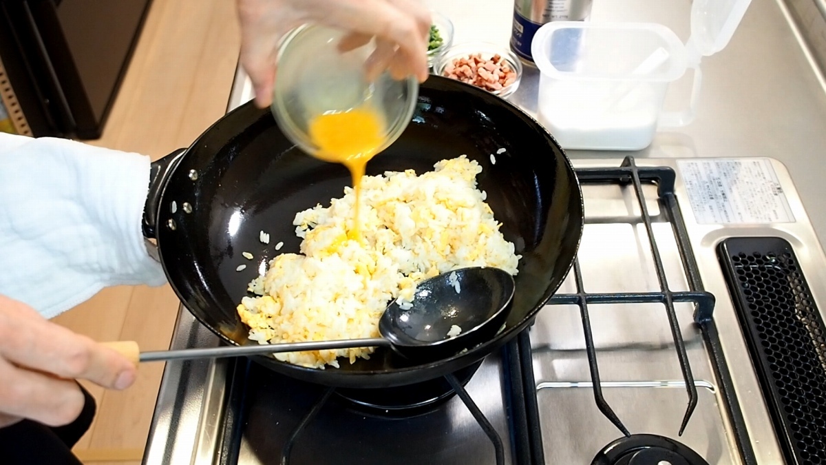 残りの卵液を数回に分けて入れては炒めるを繰り返します。
