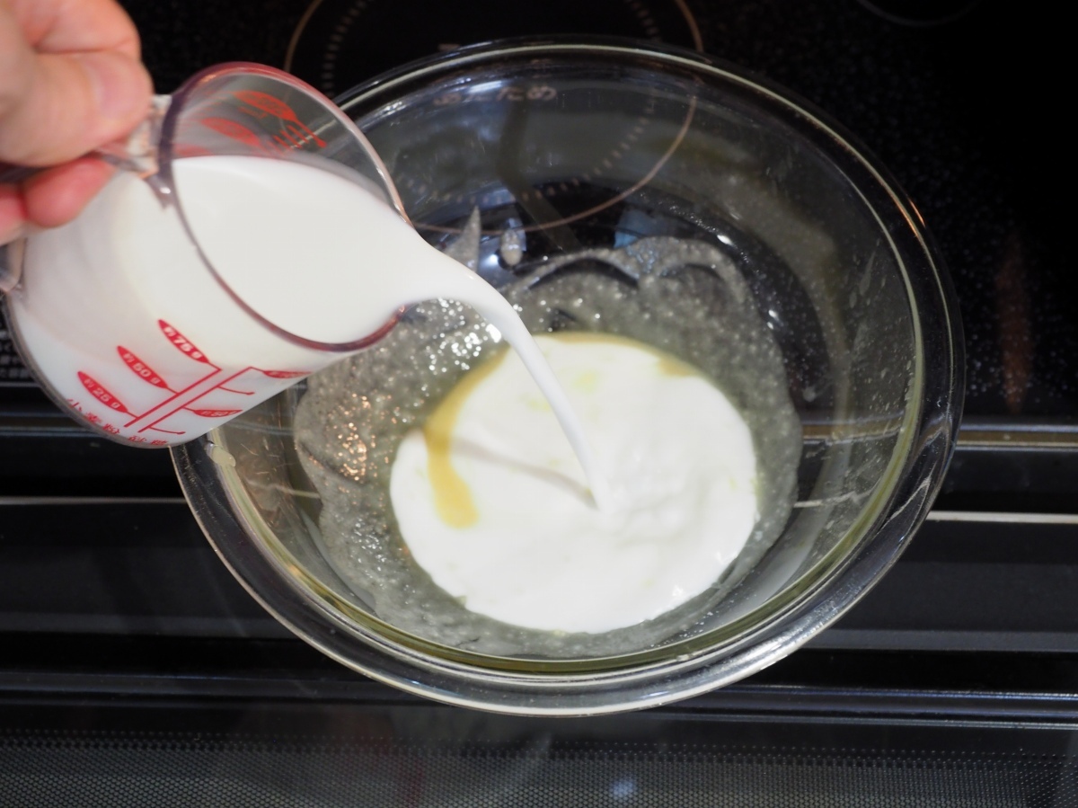 バターを溶かして小麦粉を混ぜ、少量の牛乳を混ぜて電子レンジ加熱、沸騰させます。
