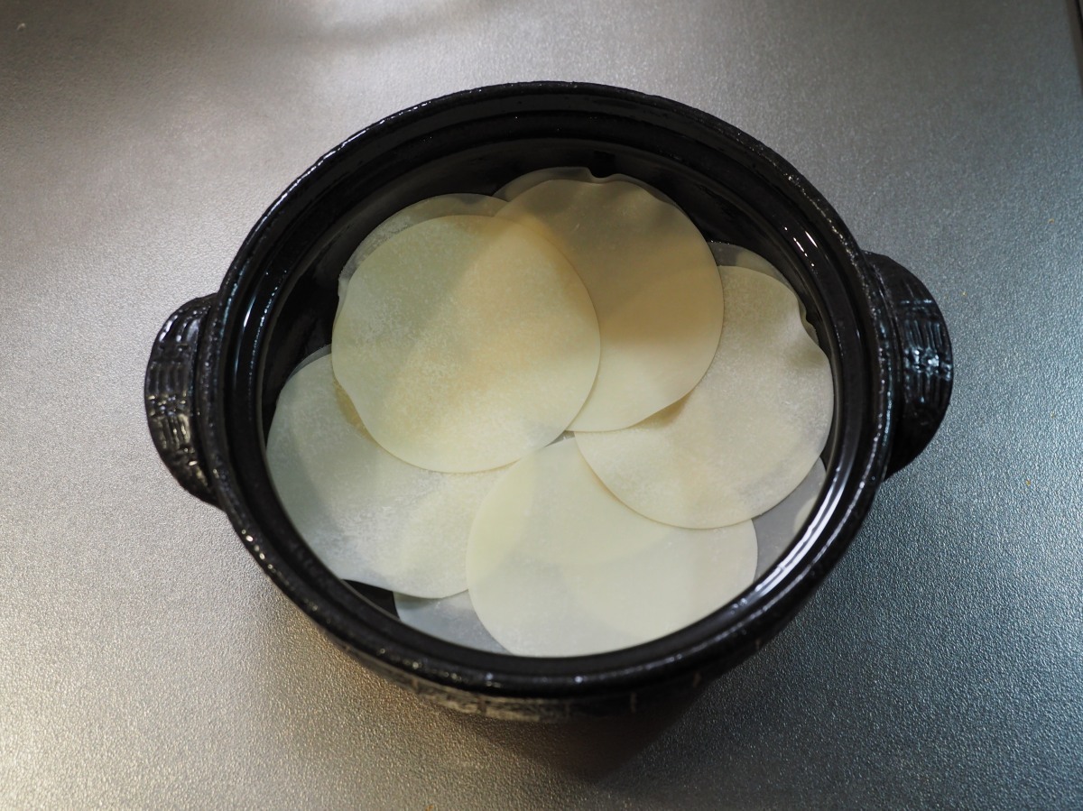 土鍋にオリーブオイルを塗って餃子の皮を敷きます。餃子の皮の仕上がりをとろとろにしたい時は、餃子の皮を水で濡らして使ってください。