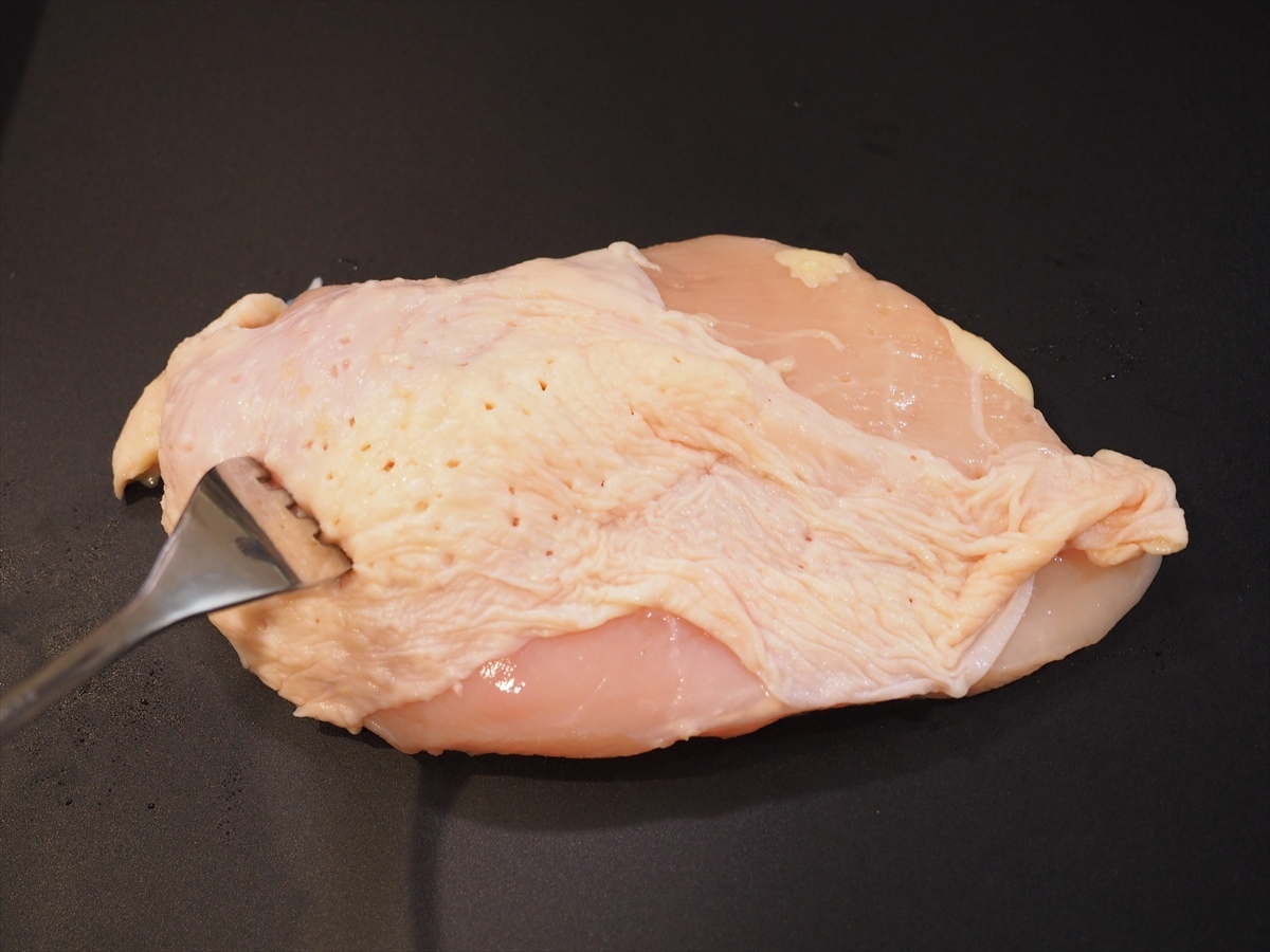 鶏むね肉にはフォークで穴をあけます。